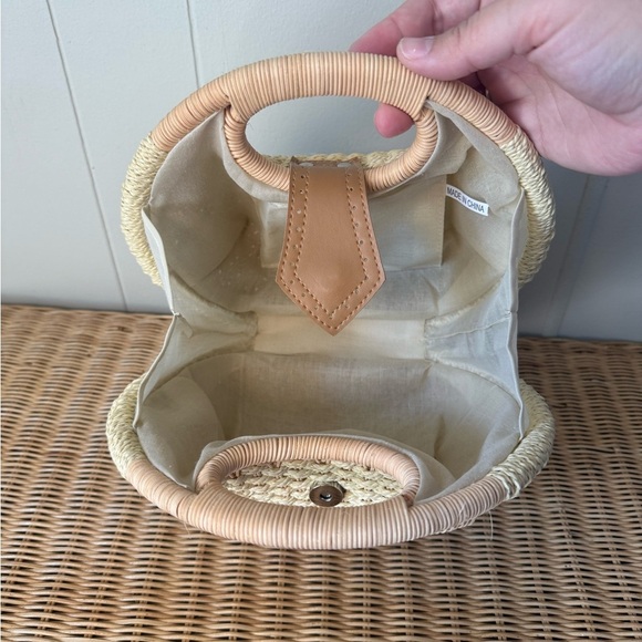 New Woven Structured Basket Bag with Magnetic Clasp – Never Used Great Condition - Picture 4 of 4